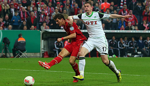 Alexander Madlung (r.) schaffte es mit Wolfsburg bis ins Halbfinale des DFB-Pokals