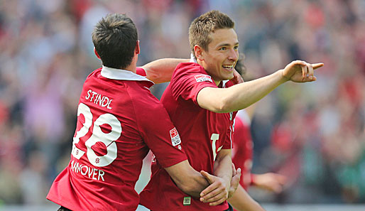 Hannover 96 kann Nationalspieler Artur Sobiech drei weitere Jahre an der Leine halten