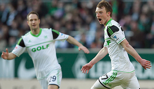 Wolfsburg-Manager Klaus Allofs ist mit der Entwicklung von Maximilian Arnold (r.) sehr zufrieden