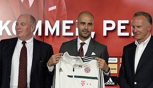 Pep Guardiola (M.) bei seiner ersten Pressekonferenz als Bayern-Trainer