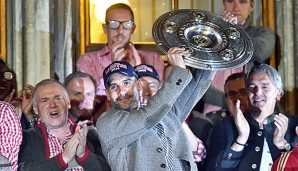 Pep Guardiola feiert auf dem Münchner Rathausbalkon seine erste deutsche Meisterschaft