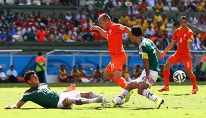 Bei seinem Tackling gegen Arjen Robben verletzte sich Hector Moreno (l.) schwer am Schienbein