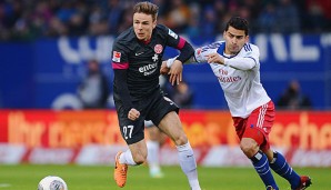 Nicolai Müller (l.) könnte schon bald im Dress des Bundesliga-Dinos spielen