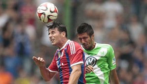 Slobodan Medojevic (r., gegen Bayerns Pizarro) steht vor dem Absprung beim VfL