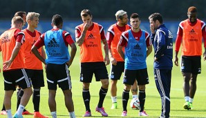 Joe Zinnbauer (2.v.r.) hat beim HSV seit Anfang der Woche das Sagen