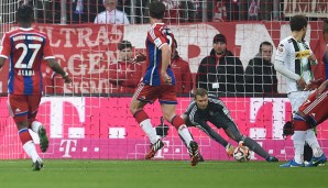 Das 1:0 für Gladbach: Manuel Neuer lässt Raffaels Flachschuss durch die Hände rutschen