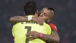 Bravo und Vidal herzen sich in der chilenischen Nationalmannschaft