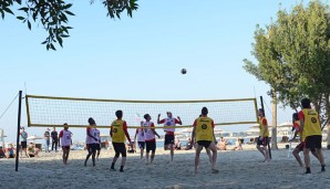 Vorbereitung auf den Abstiegskampf mit Volleyball unter Palmen in Abu Dhabi