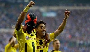 Pierre-Emerick Aubameyang und Shinji Kagawa bejubeln das 1:0 gegen Schalke