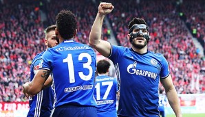 Sead Kolasinac jubelt mit seinen Teamkollegen vom Schalke 04