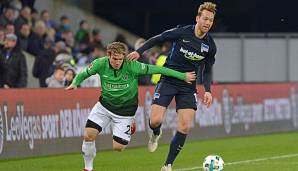 Julian Schieber im Zweikampf gegen Hannover 96