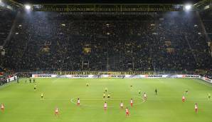 Dortmund gegen Augsburg: "Für fangerechte Anstoßzeiten, nein zu Montagsspielen" - dazu blieben tausende Dauerkarteninhaber auf der Südtribüne dem Spiel fern.