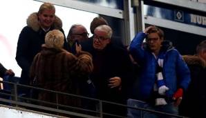 Klaus-Michal Kühne vom Hamburger SV beobachtet die Situation genau