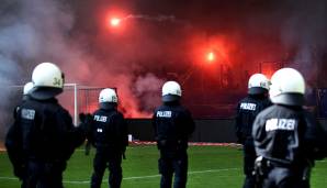 Die HSV-Fans warfen die Pyrofackeln in den Gladbacher Strafraum und in den Zwischenraum zwischen Platz und Fanblock.