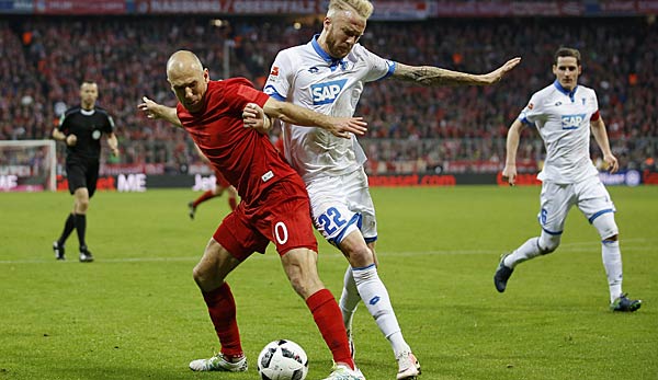 Arjen Robben stellt seinen Körper zwischen den Ball und Kevin Vogt.