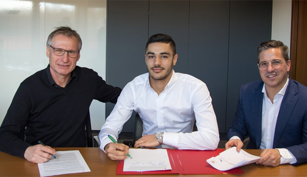 Ozan Kabak zusammen mit VfB-Sportvorstand Michael Reschke (l.) und Stefan Heim (Vorstand Finanzen).