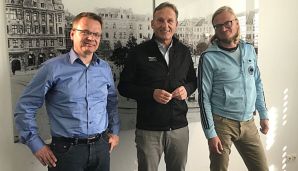 Martin Volkmar (l.) und Mario Kottkamp (r.) trafen Hans-Joachim Watzke zum Interview.