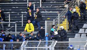 Auch die Schalker versuchten ihren Block zu verlassen. Einige schafften das sogar. Manch ein Dortmund-Fan nahm das Treiben gelassen zur Kenntnis.