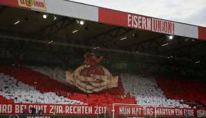 Nach einem 2:2 beim Hinspiel in Stuttgart kam es am 27. Mai zum entscheidenden Aufeinandertreffen in Berlin - die Union-Fans begrüßten ihre Mannschaft mit einer tollen Choreografie.