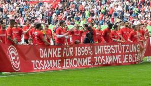 Bedankten sich nach dem 34. Spieltag bei den Fans für ihre Unterstützung im ersten Jahr nach der der Bundesliga-Rückkehr: Die Spieler von Fortuna Düsseldorf.