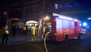 Die Löscharbeiten der Berliner Feuerwehr vor dem Bahnhof Bellevue.