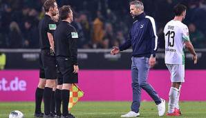 Handshake zum Abschied? Borussia Mönchengladbachs Trainer Marco Rose und der kritisierte Schiedsrichter gegen den BVB Sascha Stegemann.