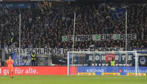 Los ging es bereits am Freitagabend. Schauplatz Duisburg, 3. Liga. MSV-Ultras präsentieren zahlreiche Banner und Spruchbänder, um gegen den DFB und Hopp zu protestieren. Dabei gingen die Fans kreativ vor und kamen ganz ohne schwere Beleidigungen aus.