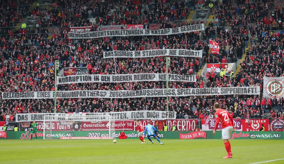 Bei der Drittliga-Partie Kaiserslautern gegen Meppen stellten die Heim-Fans das Urteilsvermögen des DFB in Frage.