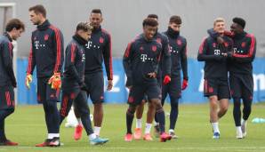 FC Bayern: Die Bayern-Stars trainieren derzeit im Home Office. Vormittags bittet Hansi Flick die Spieler zu einem Training via Video-Liveschaltung. Meistens wird sich mit Gewichten oder auf Laufbändern fit gehalten.