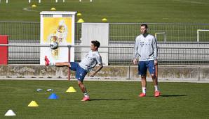 Philippe Coutinho (am Ball) und Niklas Süle trainieren gemeinsam.