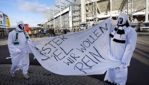 Zwei Gladbach-Fans vor dem bis dato ersten und einzigen Bundesliga-Geisterspiel zwischen Borussia Mönchengladbach und dem 1. FC Köln.