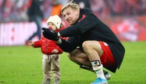 Der Familienvater Emil Forsberg mit seinem Sohn nach einem Sieg in der Bundesliga.