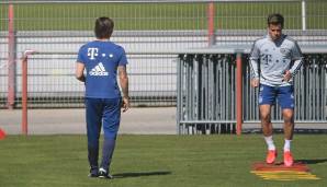 Philippe Coutinho machte nach Problemen am Knöchel ein Aufbau-Training auf dem vierten Platz mit Reha-Coach Simon Martinello.