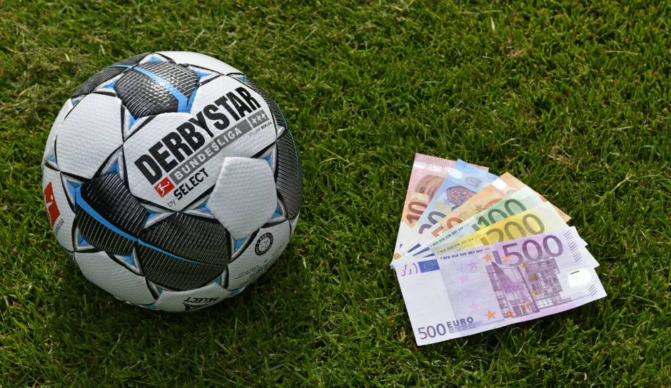 In der Bundesliga kassieren nicht nur die Spieler. Bei den Wechseln profitieren zumeist auch die Berater. Wir zeigen Euch die Klubs, die am meisten Beraterhonorare gezahlt haben (Quelle: Finanzkennzahlen der DFL).