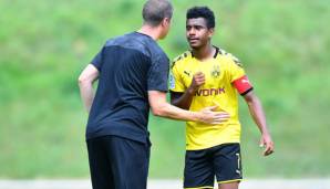 Ansgar Knauff bei der U19 des BVB im Gespräch mit Trainer Mike Tullberg.