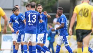 Die Schalker bejubeln das Tor von Ahmed Kutucu.