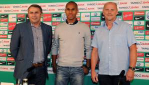 Am 26. Juni 2012 wurde Neuzugang Theodor Gebre Selassie bei Werder Bremen vorgestellt. Manager war damals Klaus Allofs, Trainer Thomas Schaaf (r.).