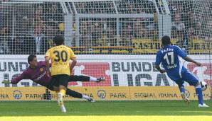 Ein Jahr zuvor hatte der BVB den Königsblauen am 33. Spieltag die Meisterschaft versaut. Und die Schalker? Die wollten die offene Rechnung schnell begleichen. Nach der ersten Halbzeit und Toren von Farfan, Rafinha und Westermann drohte ein BVB-Debakel.