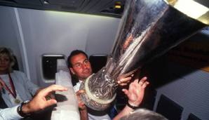 Stevens übernahm von Berger, konnte die Ergebnisse aber nicht sofort bessern. Am Ende der Saison holte Schalke den UEFA Cup und baute in der Folge eine Erfolgsmannschaft auf. Stevens wurde wegen anhaltender Erfolglosigkeit am 4. Dezember 2003 beurlaubt.