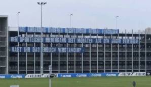 Am Trainingsgelände von Schalke 04 hingen am Sonntag einige Banner.