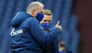 Zum neuen Jahr soll dann aber ein neuer Trainer her. "Wir haben für die Nachfolge schon jemanden im Kopf", sagte Schalke-Vorstand Jochen Schneider, dessen Stuhl nach den Trainer-Fehlgriffen wackelt. Stevens ist bereits der dritte Trainer seit September.