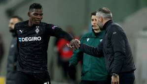 Marco Rose (r.) steht Breel Embolo bei.