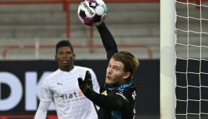Laris Karius hält einen Torschuss gegen Borussia Mönchengladbach.