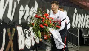 Kapitän David Abraham legte vor seinem letzten Spiel für die Eintracht im Nahmen der Mannschaft ein Blumengesteck vor das Bild des treuen Fans.