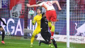 Die Entscheidung: Alexander Sörloth trifft in der Nachspielzeit zum 3:2 für Leipzig. Valentino Lazaro hatte der Stürmer zuvor leicht von sich weggeschoben.