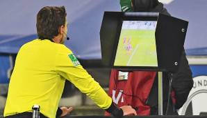 Bundesliga-Schiedsrichter Winkmann nutzt den Videobeweis.