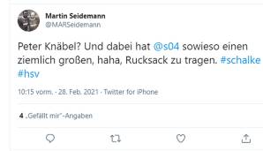 Eine Anspielung auf Peter Knäbel, der für Schneider auf Schalke übernimmt. Und eine Erinnerung an dessen Rucksack-Affäre zu HSV-Zeiten.
