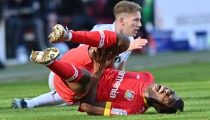 Bundesligist Bayer 04 Leverkusen bleibt das Verletzungspech treu: Abwehrspieler Timothy Fosu-Mensah hat am Sonntag gegen den SC Freiburg einen Kreuzbandriss erlitten und fällt mehrere Monate aus.