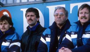 1988 - Mit Toni, "Thöni" und "Tanne": Olaf Thon, nach dem legendären 6:6 im DFB-Pokal-Halbfinale 1984 die personifizierte Hoffnung auf eine bessere Zukunft, soll trotz hoher Schulden nicht verkauft werden.