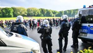 Die Kölner Polizei musste nach dem geschafften Klassenerhalt des 1. FC Köln durch das 5:1 im Relegationsrückspiel beim Zweitligisten Holstein Kiel in der Domstadt mehrfach wegen Verstößen gegen die Corona-Schutzverordnung eingreifen.